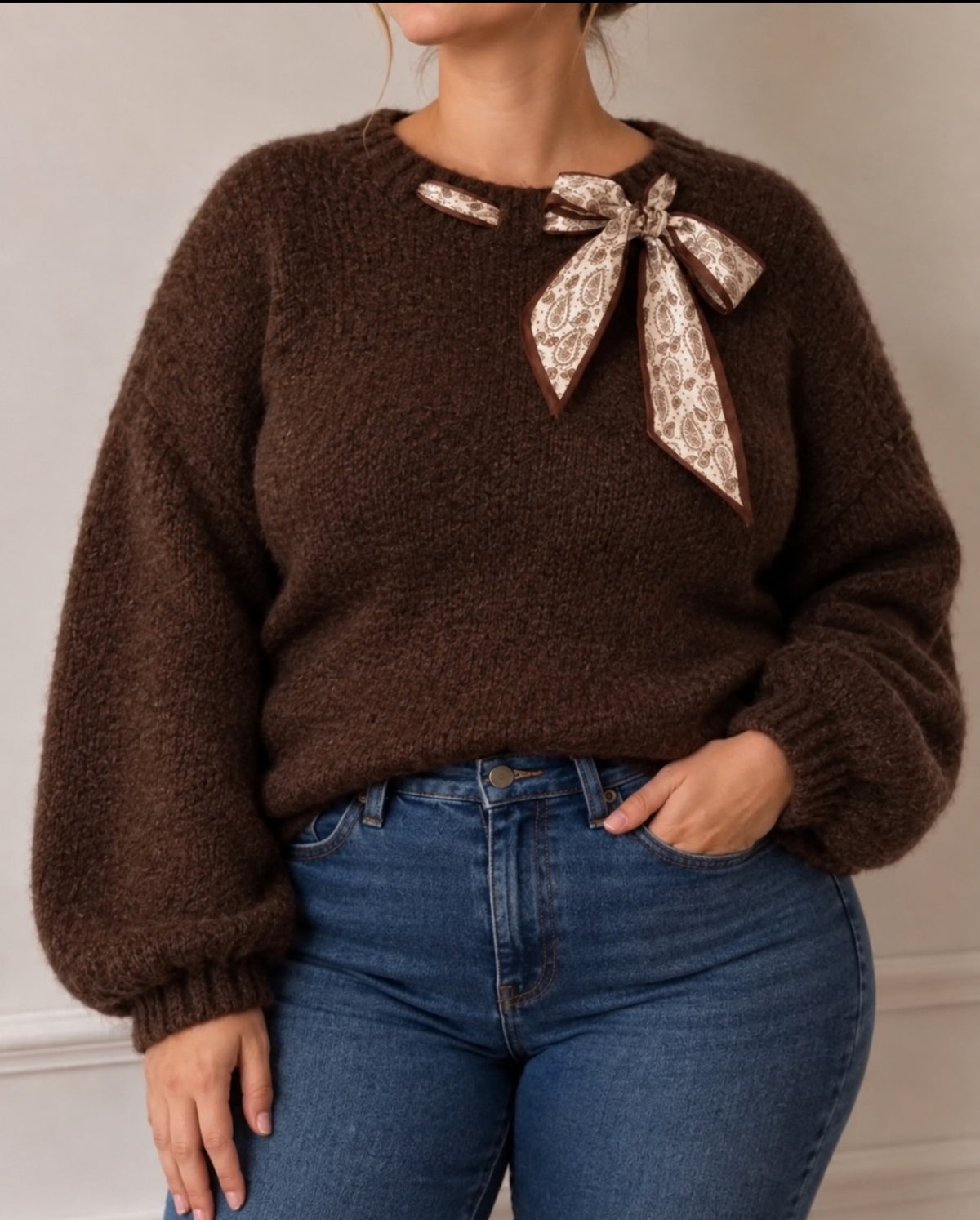 Pull en maille douce avec nœud foulard